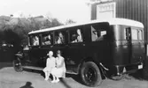 Torsten Andersson körde turistbuss då och då i Dalarna. Här utanför kvarnen med okända passagerare. Tidigt 1920-tal.
