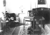 Finrummet, cirka 1940, hos familjen Oskar Andersson. På bordet ligger en broderad silkesduk med fransar.