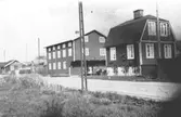 Elektriska kvarnen till vänster och boningshuset till höger, sett från sydväst, 1940-tal. Dessa tillhörde familjen Sven-Petter Andersson.