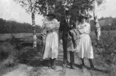 Syskonen Helga (gift Esbjörnsson) och Sven Andersson (senare Rinter) samt Maiken promenerar i Björkallén vid Gunnebo, 1920-tal.
 Fotografen Elin var lillasyster till Oskar Andersson (givaren Britta Nyströms morfar).