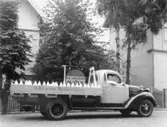 Mjölkutkörning av A.-B. Larssons Mjölk på Frölundagatan (nu Brogatan), 1930-tal