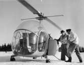 Första helikopterpostflyget i Stockholms skärgård den 4/2
1948. I precis fem veckor hade den lilla ön Rödlöga i Blidö skärgård varit isolerad när Ostermans helikopter 