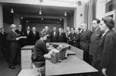 För riksdagens bevillningsutskott demonstreras prototypen av
den nya kassaregistermaskinen.  Foton 18/11 1965.  Maskinen
tillverkas av AB Addo och skall sättas in på prov på postkontoret Malmö 8, december 1965.