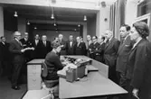 För riksdagens bevillningsutskott demonstreras prototypen av
den nya kassaregistermaskinen.  Foton 18/11 1965.  Maskinen
tillverkas av AB Addo och skall sättas in på prov på postkontoret Malmö 8, december 1965.