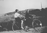 Två pojkar med en cykel, 1920-tal i Kållered.
