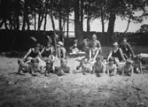 Människor på en strand, troligtvis vid Tulebosjön, 1930-tal.