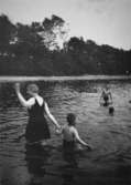 En kvinna och några barn badar i Tulebosjön, 1930-tal.