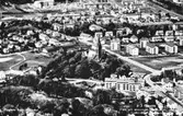 Flygfoto över Mölndal 1956.
Vy över området vid kyrkan och över Bosgården. Man ser delar av Frölundagatan, Häradsgatan, Terrakottagatan, Växthusgatan och Knarrhögsgatan.
Vykortet är frankerat och svartvitt.