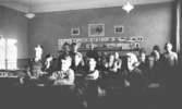 Troligen sjätte året, ht 1938. Barnen är fotograferade i klassrummet i den nya skolbyggnaden.
Fotot märkt 5b på baksidan.