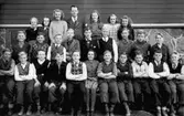Sjunde året, ht 1939 eller vt 1940. Barnen är fotograferade mot väggen av den gamla skolbyggnaden. Övre raden: Rut Larsson, Inger Sjögren, Irma Floman, magister Sven Flodén, Gulli Andersson, Ulla Segerholm, Kate Andersén. Mellersta raden: Rune Rydén, Per Johansson, Per Olof Berntsson, Rune Andersson, Rolf Fant, Allan Hultgren, Elon Stoltz, Knut Andersson, Evert Hulterström. Främsta raden: Helge Andersson, Rune Olsson, Stig Andersson, Jean Brandin, Rune Johansson, Anna Lisa Östling, Gert Larsson, Åke Örn, Rolf Magnusson, Hilmer Karlsson, Rune Claesson.
Fotot märkt 7 på baksidan.