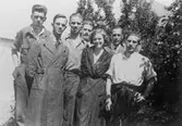 Chefen tog själv kort på personalen varje år. Senare tog han dit en fotograf istället, Karls fru Lilly är femte personen från vänster. De gifte sig 1941. Från vänster: Nygren.