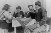 Äkta paret Lilly och Karl Nygren umgicks mycket med Astrid och Lasse. På bilden sitter de på första våningen, hemma hos 
Karl och Lilly och dricker kaffe.