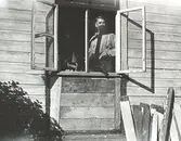 Ur familjen Wallerstedts album. 
Dagmar Wallerstedt var handarbetslärarinna och hennes far Artur Wallerstedt var maskinförare på Papyrus. Okänd person 1920-tal.