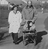 Rullstolsburna Emma på promenad med en man och en kvinna