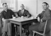 I lunchrummet på postkontoret Solna 1, till höger förste postiljon Hugo Lind och till vänster Pettersson (