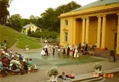 Folkdansuppvisning framför slottet, augusti 1990.