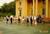 Folkdansuppvisning framför slottet, augusti 1990.