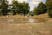 Vattensamling vid parkering. Nära Gunnebo slott, augusti -90.