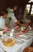 Uppdukat bord, serveringspersonal och gäster vid en fest på Gunnebo slott, augusti -90.