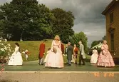 Dansuppvisning framför Gunnebo slott, med dansare i kläder från 1800-talets mitt. 20 augusti 1990.