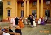 Dansuppvisning framför Gunnebo slott, med dansare i kläder från 1800-talets förra del. 20 augusti 1990. Fler relaterande bilder finns.