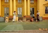 Musiker som spelar på scenen framför Gunnebo slott, juli 1990.