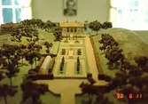Närbild på modell av Gunnebo slott och trädgård, juni 1990.