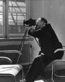 Amatörfotograferande filatelist i verksamhet på Postmuseum. 
Foto 26/5 1954.  (Se även neg. 1480).