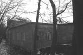 Kvarnfallet 31 i Grevedämmet, hösten 1994. Fabriksbyggnad i tegelsten vid vattendrag.