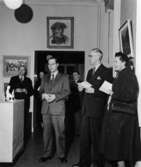 Foton tagna vid vernissagen den 6/3 1954.  Överintendent Antoni,
överdirektör Hultman samt en okänd dam.