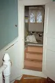 Dörröppning till badrum i bostadshuset Villa Solbacken i Krokslätt, januari 1995. Byggnadsdetaljer: Dörr och trappsteg.