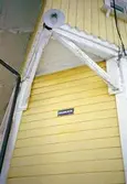 Villa Solbacken i Krokslätt, januari 1995. Ytterfasad med skylt: 