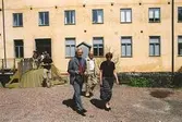 Finansminister Bosse Ringholm besöker Mölndals nya museum på Kvarnbygatan 12, strax innan museets invigning sommaren 2002. Med på bild finns också Ralf Lorentzon och museets chef Mari-Louise Olsson. De promenerar med museets prisbelönta Digitalguide (relaterat motiv: 2007_0220).