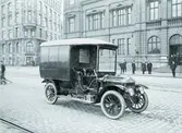 Täckt postautomobil tillverkad för Göteborgs postkontor av
Vagnfabriks AB i Södertälje, 1910. Bilen togs i trafik i början av
1911. Fyra vagnar inköptes av postverket 1910 för Göteborg, dessa var
postverkets första motorfordon.