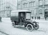 Täckt postautomobil tillverkad för Göteborgs postkontor av
Vagnfabriks AB i Södertälje, 1910. Bilen togs i trafik i början av
1911. Fyra vagnar inköptes av postverket 1910 för Göteborg, dessa var
postverkets första motorfordon.