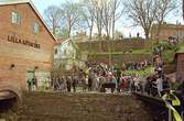 Kvarnbydagen 28 april 2002. Åskådare står utanför Lilla Götafors och har nyss sett invigningen av Royens spång.