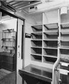 Uppstjälpningsbord med bakomliggande paket- eller postförskottsfack.