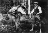 Postförare Abrahamsson anträder sin 33 kilometers färd, från Stalon
till Marsfjäll, med 80 (?) kg post på ryggen, år 1923.