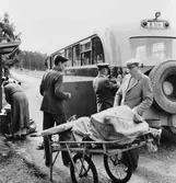 Posten till poststationen i Stavsnäs hämtas av
poststationsföreståndare Josef Pettersson (t.h.).