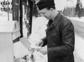 Förste postiljon Ernst Andersson, Danderyd 1, tömmer brevlådor
under rundturen till de olika postanstalterna, som lyder under
postkontoret Danderyd 1.