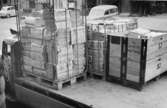 Tidningsbuntarna är lastade på pallar vilka körts över till en
lastbil, vid ICA-Kurirens lastbrygga, f.v.b. till järnvägen.