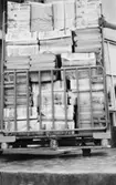 Pallarna körs över till en lastbil vid ICA-Kurirens lastbrygga
f.v.b. till järnvägen.