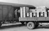 Pallar med tidningsbuntar har transporterats med lastbil från
ICA-Kuriren och skall här lastas över till en godsfinka vid järnvägen.