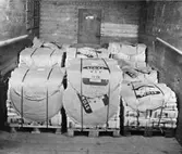 Pallaster inlastade i godsvagn. Pallasterna har körts med lastbil
till järnvägen från ICA-kurirens distributionsavdelning.