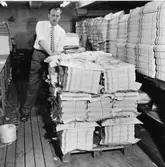 Näst översta lagret buntar lastas på pallen. Pallarna transporteras
sedan med lastbil till järnvägen.