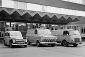 Exteriör från Solna 1. Volvo Duett och Ford Transit postbilar.