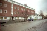 Byggnadsdokumentation. Vy från söder på bostadshus med lägenheter där entréer och ingångar byggs om. Jungfruplatsen, oktober 1998 - januari 1999.