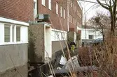Byggnadsdokumentation. Bostadshus med lägenheter där entréer och ingångar byggs om. Baksidan av centrum vid Jungfruplatsen, oktober 1998 - januari 1999.