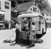 Post från Buchs (Schweiz) och Schaan, lossas utanför
huvudpostkontoret i Vaduz, furstendömet Liechtenstein. Postbussen
trafikerar linjen Buchs (Schweiz)- Vaduz - Trübbach (Schweiz)och åter.
