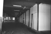 August Werners fabriker i Lindome, hösten 1994. Byggnadsdetaljer: Korridor, fönster och kontorsrum.